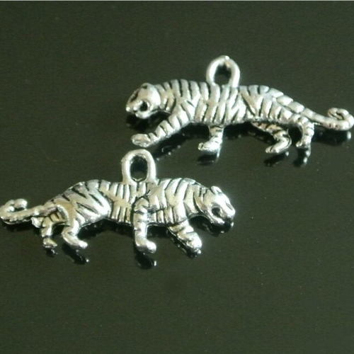6 breloques en forme de tigre, les deux faces sont identiques, couleur argent vieilli, 22 x 11 mm