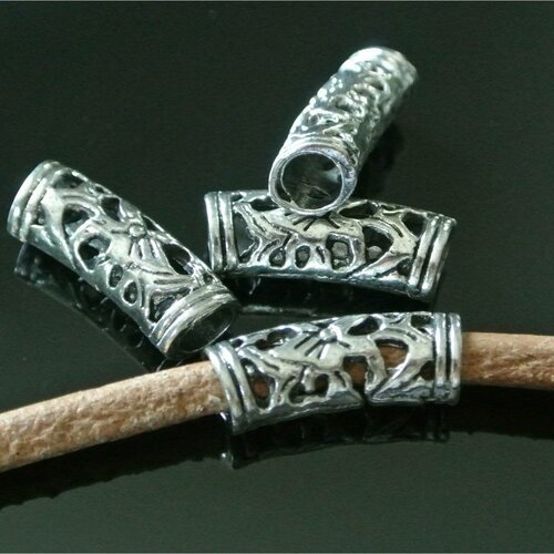 4 perles tubes courbes et ajourées, passants en métal argenté, décor arabesques, 20 x 8 mm, trou : 5 mm pour cordon 4-4,5 mm