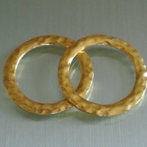 4 anneaux fermés en métal doré martelé, diamètre extérieur 33 mm, diamètre intérieur 24 mm 