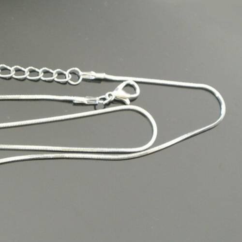 Une chaîne laiton plaqué argent ton platine, 44,5 cm, maille serpent 1 mm, fermoir mousqueton et chaîne d'extension