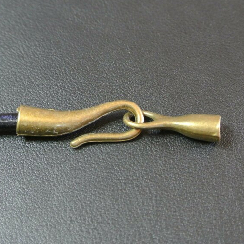Un set métal bronze embouts fermoir à oeil et crochet pour cordon rond de 4 mm 