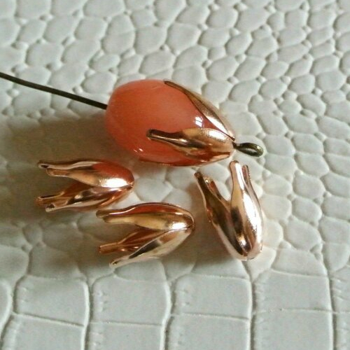 20 calottes ou coupelles or rose pour des perles de diamètre jusqu'à 10 mm, 12 x 10 mm, en forme de fleurs à quatre pétales
