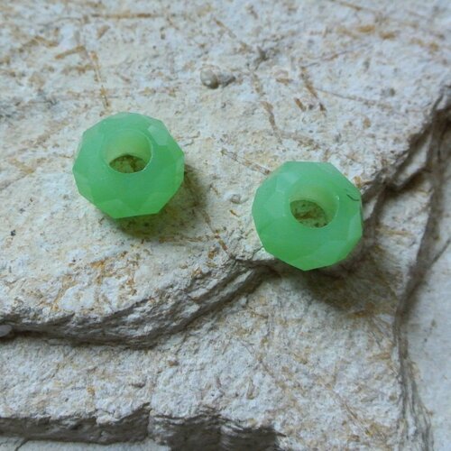 Paire de perles à facettes en verre vert clair pour cordon, ronde aplatie 14 x 8 mm, trou : 5,8 mm de diamètre