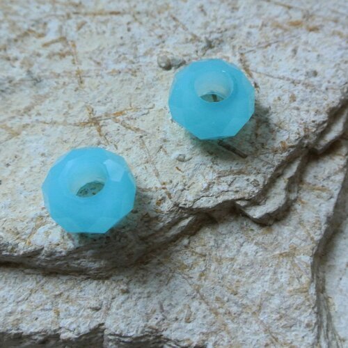 Paire de perles à facettes en verre bleu clair, ronde aplatie 14 x 8 mm, trou : 5,8 mm de diamètre