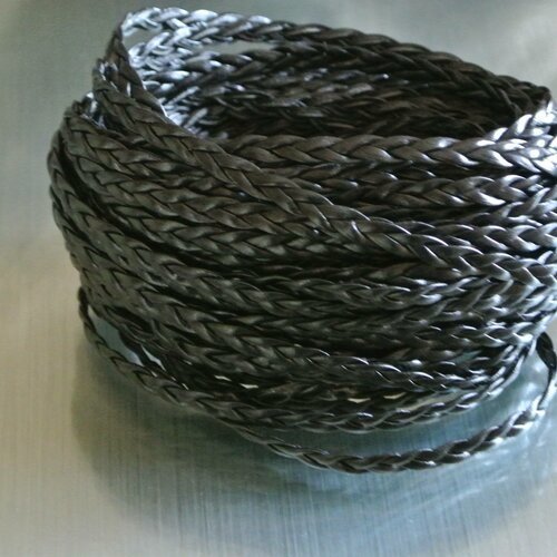 Un mètre de cordon pu tressé plat noir, de largeur 5 mm et d'épaisseur 1 mm, matière synthétique imitation cuir (polyuréthane) 