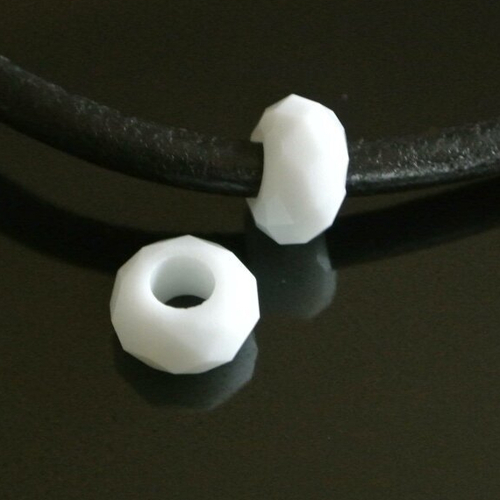 Deux perles rondelles en verre à facettes blanc opaque, gros trou : 5,2 mm, pour cordon 5 mm, 