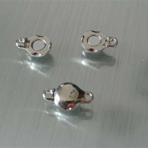 Un fermoir magnétique 15 x 8 mm fermé, métal couleur platine pour bracelet ou collier, trou des 2 anneaux d'accroche 1,5 mm environ