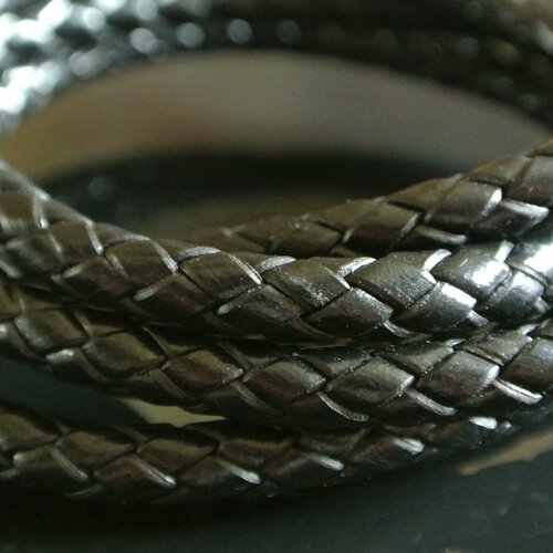 Vingt centimètres d'un joli cordon de cuir noir tressé 6 mm, cuir en 1e couche
