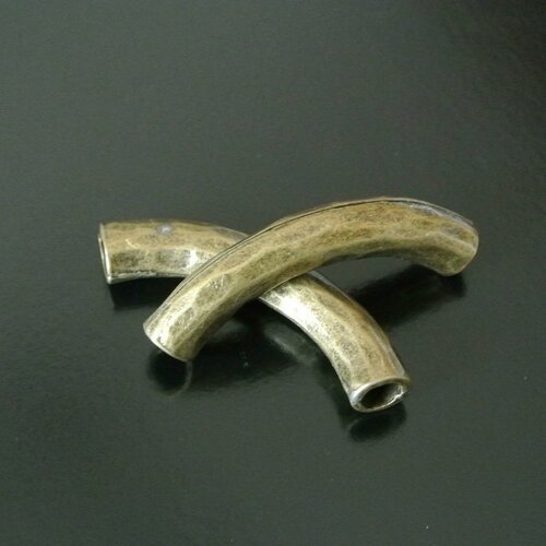 Une perle tube courbe métal bronze martelé, 55 x 10 mm, trou rond environ 6.1 mm
