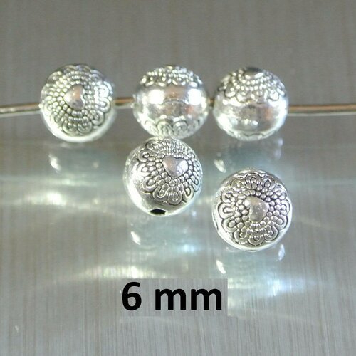 Lot de 10 petites perles intercalaires rondes 6 mm en métal argenté gravé d'un motif coeur ornementé, trou 1,2 mm
