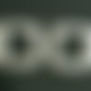 4 connecteurs argentés en forme de quadrilatères irréguliers, 29 x 27 x 2 mm, deux trous de part et d'autre de 2,6 mm environ