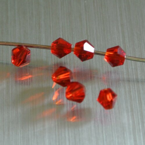 40 très petites perles toupies cristal rouge intense 4 x 4 mm, verre cristal à facettes translucide, trou : 1 mm environ