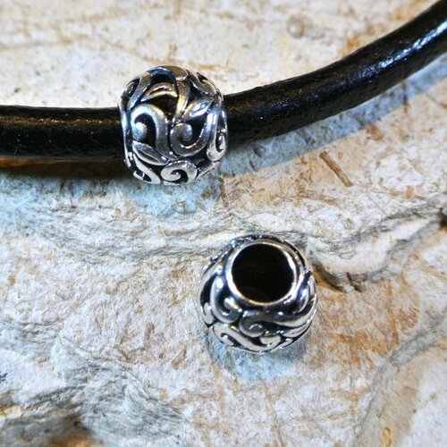 Deux jolies perles passantes motifs arabesques pour cordon cuir 5 mm, métal argenté et fond noir, trou 5.1 mm