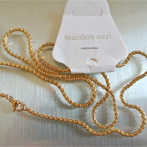 Une chaîne dorée en acier inoxydable, 55 cm, très jolie maille type jaseron ou rolo carrée de 2 mm, fermoir mousqueton 9 x 6 mm