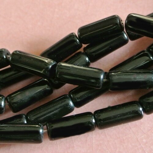 11 perles en verre noir en forme de tube ou colonne de section ronde, 15 x 6 mm environ, trou : 1 mm environ