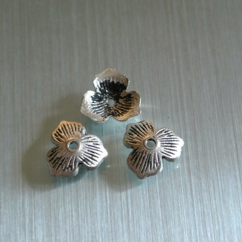 Lot de dix jolies calottes ou coupelles argentées en forme de fleur à trois grands pétales, 11 x 10 mm, pour perles 14-20
