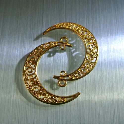 4 breloques en forme de croissant de lune, dorés et ajourés de motifs en arabesques, 2 trous, 30 x 41 mm 