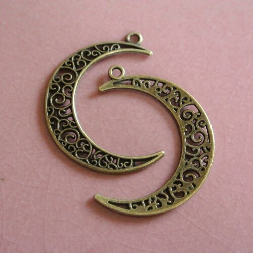4 breloques* pendants croissant de lune bronze ajouré motifs arabesques, 1 trou d'accroche, 41 x 31 mm 