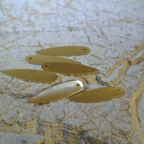20 sequins pendants allongés métal doré clair, 21 x 5 mm, trou 1 mm environ