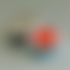 2 perles passants en forme de ballon de rugby en émail rouge et blanc, 16 x 10 mm, pour cordon plat d'épaisseur 9 x 2 mm maximum