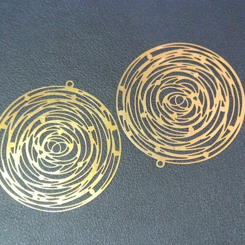 2 breloques ou pendants, estampes métal doré, 42 x 40 x 0,5 mm, forme ronde découpée finement