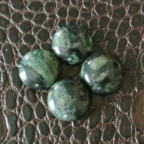 Un cabochon rond 16 mm, pierre fine bombée jaspe kambaba, vert et noir, base plate