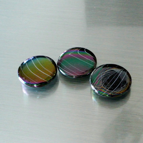 4 perles en nacre, forme palet 20 x 3 mm, fond gris foncé, surface irisée, fines stries blanches