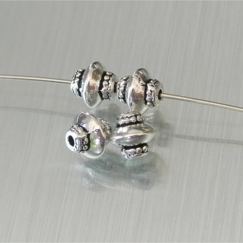 10 perles argentées toupies ou soucoupes et bourrelets à points de part et d'autre, 7 x 7 mm, trou 1 mm