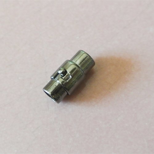 Un fermoir magnétique à baïonnette métal gunmetal (gris foncé brillant) pour cordon 4,5-5 mm, corps 16 x 9 mm