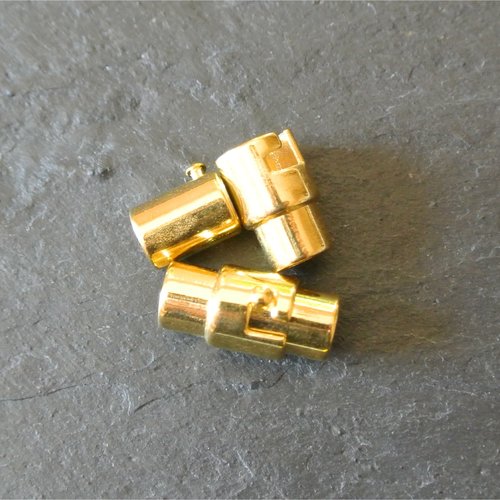Un fermoir magnétique à baïonnette métal doré pour cordon 4,5-5 mm, corps 16 x 9 mm