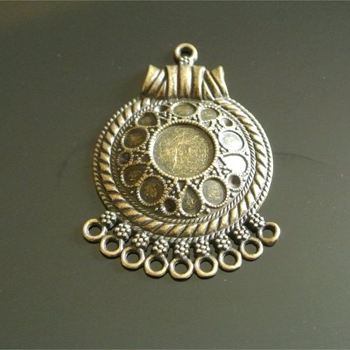 Un support pendentif métal bronze forme ronde pour cabochon rond 12 mm, 9 anneaux d'accroche, 55 x 37 mm