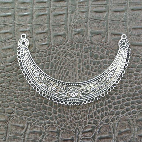 Un support collier forme croissant ou arc métal argenté décor floral, 112 x 70 x 2.5 mm, 45 anneaux d'accroche, 2 anneaux  pour la chaîn