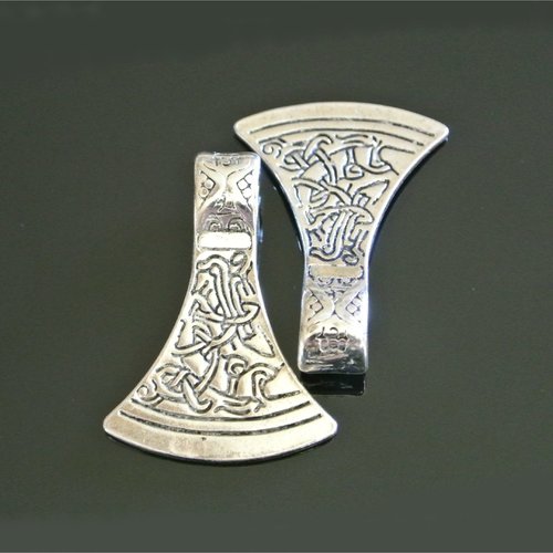 Une breloque forme hache métal argenté ciselée de motifs celtes, 43 x 30 x 9 mm, trou ovale 6 x 5 mm
