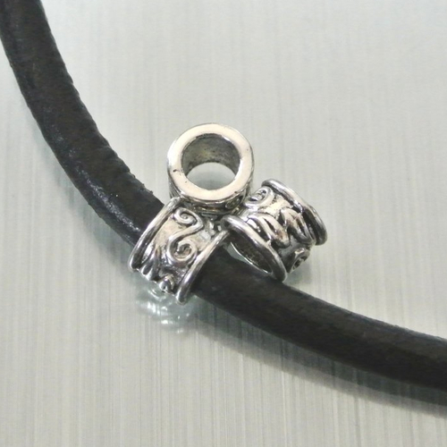 10 perles cylindre tube métal argenté, 9 x 7 mm, décor arabesques, trou 5,1 mm pour cordon 5 mm