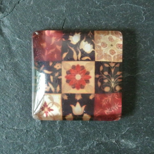 Un très joli cabochon carré, 25 x 25 mm, dôme bombé 6 mm en verre motifs carrés tons marron foncé, beige et rouge-orangé