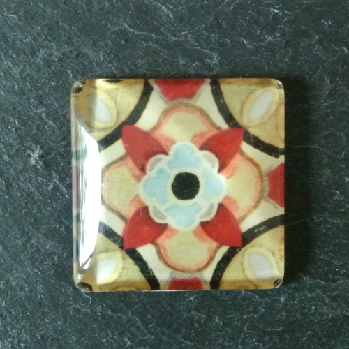 Un très joli cabochon carré, 25 x 25 mm, dôme bombé 6 mm en verre motifs fleur ton crème, rouge, vert d'eau