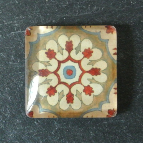 Un très joli cabochon carré, 25 x 25 mm, dôme bombé 6 mm en verre motifs grande fleur ton crème, kaki, rouge-orangé