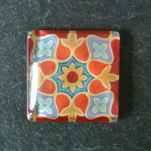 Un très joli cabochon carré, 25 x 25 mm, dôme bombé 6 mm en verre motifs grande fleur ton orange, bleu clair, jaune
