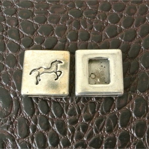 Perle rectangulaire motif cheval, 18 x 18 x 5 mm, trou 13,5 x 2 mm pour cordon max. 13 x 1.5 mm