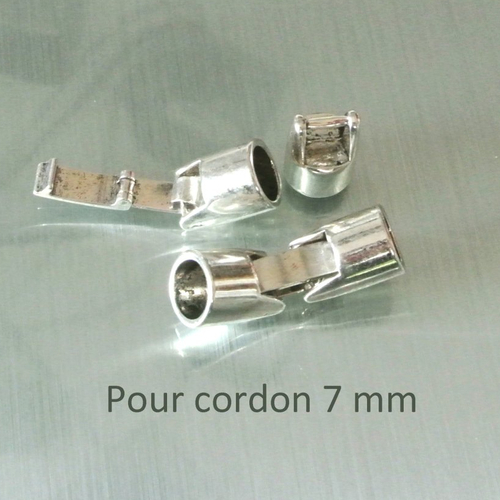 Un set composé de 2 embouts lisses reliés par une barre à clipser ton argenté pour cordon 7 mm