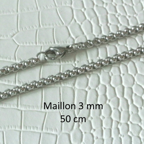 Une chaîne en acier inoxydable 50 cm maille vénitienne arrondie, les maillons de 3 mm sont carrés et arrondis, fermoir mousqueton 12 mm.