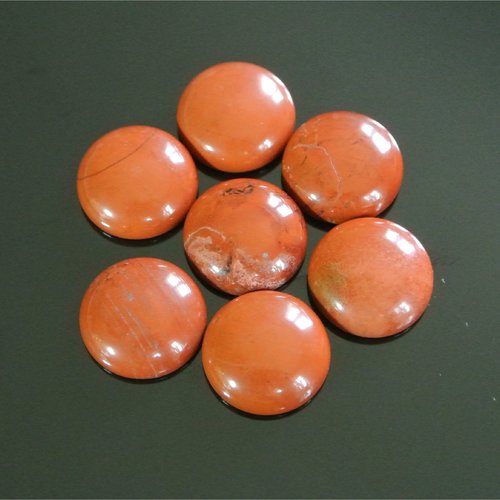 Un cabochon rond 16 mm, pierre fine bombée jaspe rouge-orange, fines inclusions noires, base plate