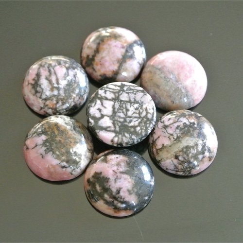 Un cabochon rond 16 mm, pierre fine bombée rhodonite, tons rose inclusions vert foncé-noir, base plate