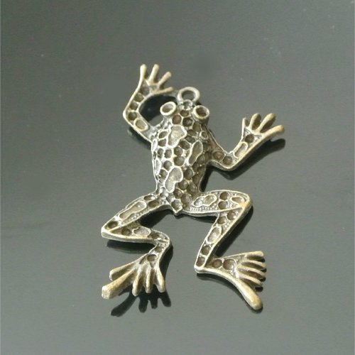 Une breloque grenouille en métal couleur bronze, 54 x 35 mm, corps à émailler ou garnir de petites perles, anneau d’accroche 2 mm