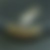 Une perle tube courbe en métal ton bronze, 42 x 10 mm, trou environ 8 mm pour cordon rond 6-6,5 mm