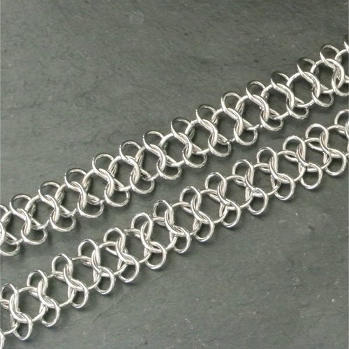 20 cm d’une chaîne originale maille en 8 reliée par maillon rond, métal argenté