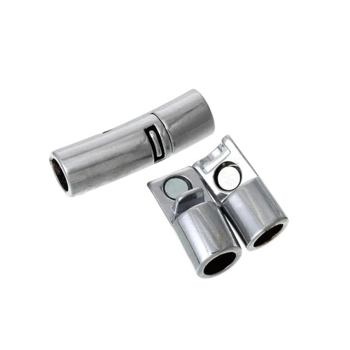 Un fermoir magnétique à encoche de sécurité tube courbe 27 x 8 mm en métal argenté, trou 5,8 mm pour cordon rond 5-5,5 mm