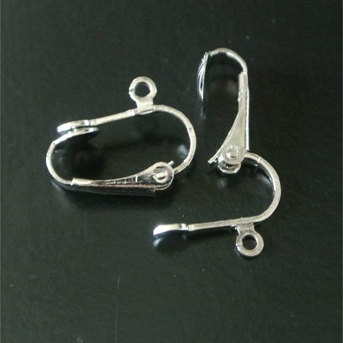 Une paire de supports boucles d’oreilles à clip en métal argenté platine
