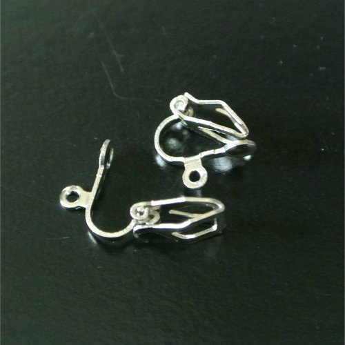 Une paire de petits supports boucles d’oreilles à clip en métal argenté platine