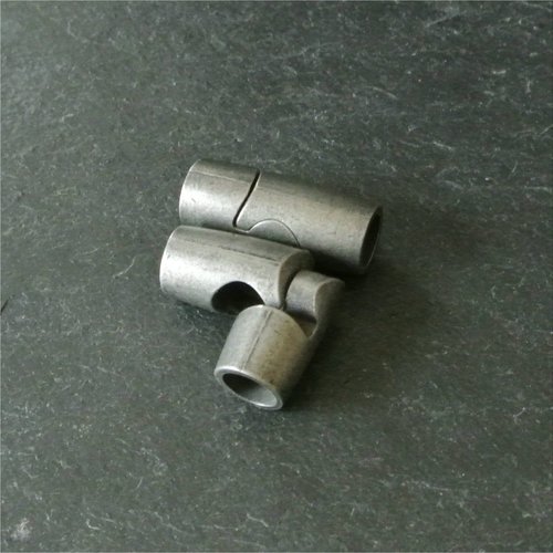 Un fermoir aimant en acier inoxydable gris semi-mat, forme tube légèrement bombé pour cordon rond de 5,5 mm, 22 x 10 mm, trou : 6 mm